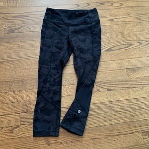 Lululemon pace river crop 22” in camo